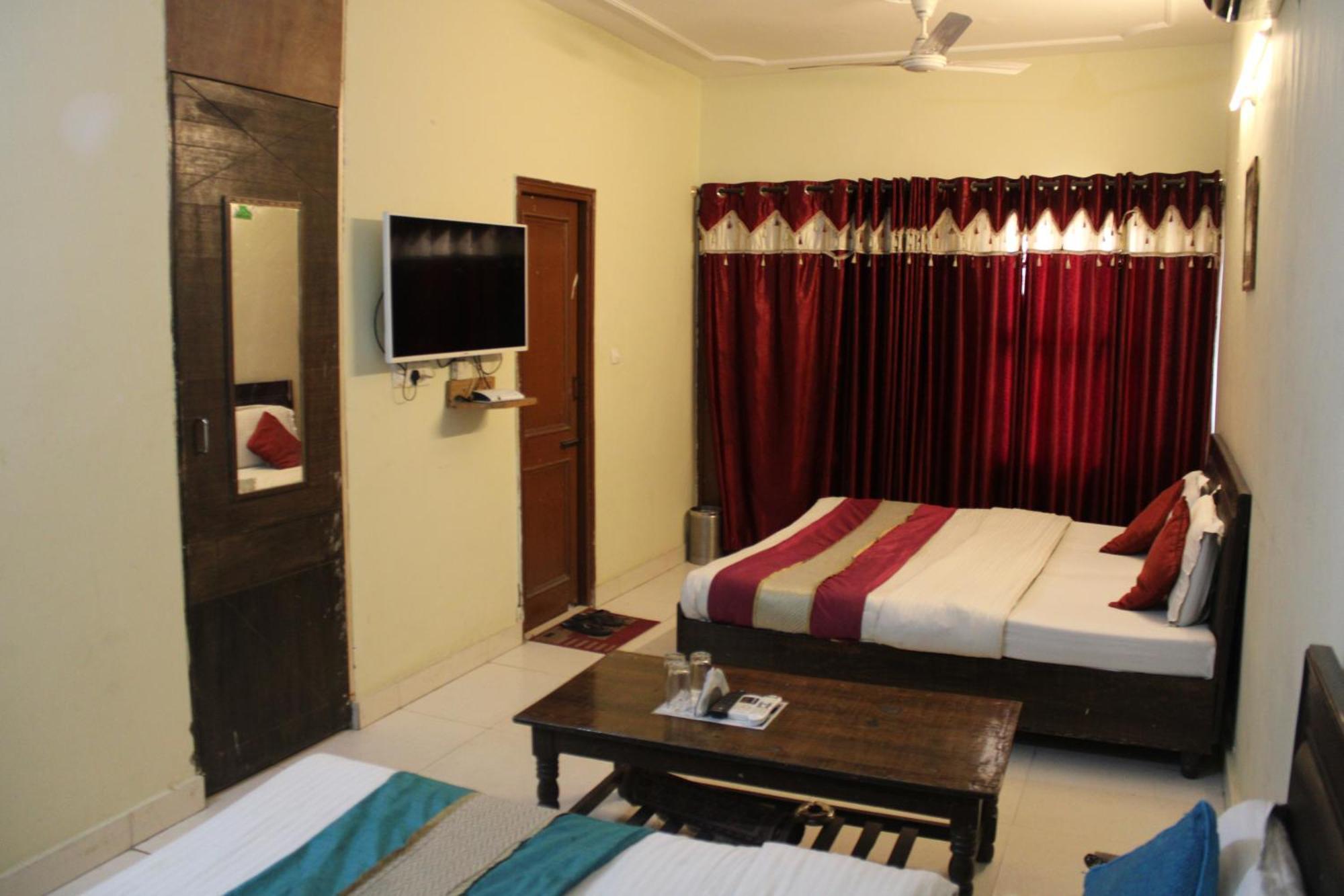 Hotel Diamond Leaf จัณฑีครห์ ภายนอก รูปภาพ